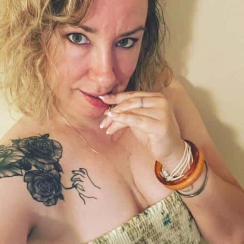 Tattoo Freak und süchtig nach Sextreffen 